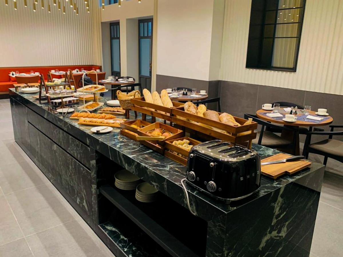 Kozmo Hotel Suites & Spa - Small Luxury Hotels Of The World Budapest Exterior photo The buffet at the lounge