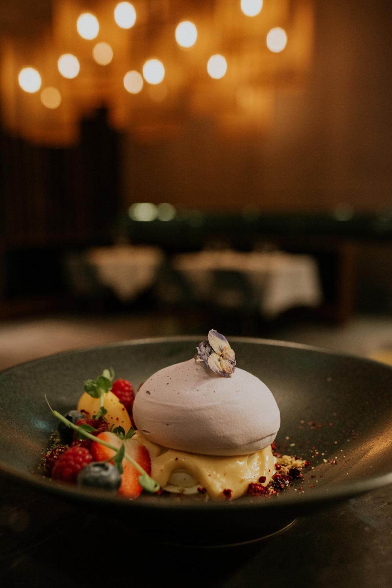 Kozmo Hotel Suites & Spa - Small Luxury Hotels Of The World Budapest Exterior photo A dessert at the restaurant