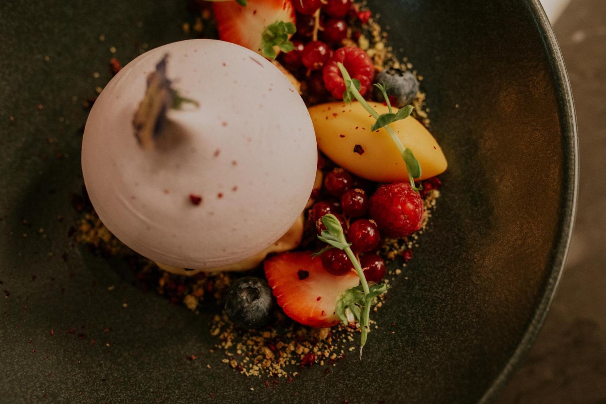 Kozmo Hotel Suites & Spa - Small Luxury Hotels Of The World Budapest Exterior photo A dessert at the restaurant
